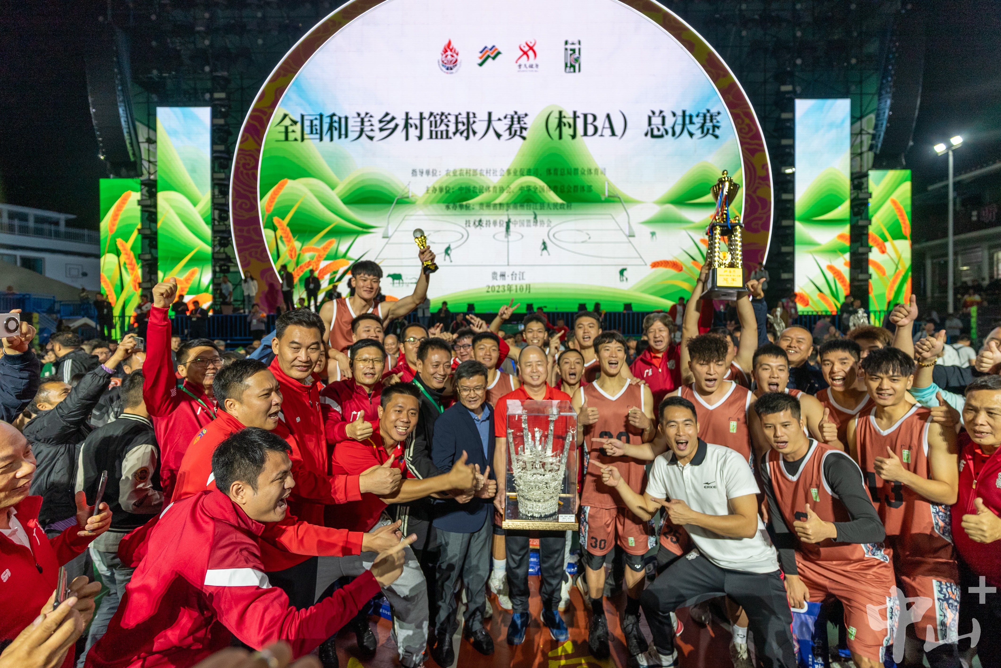 比赛中球员们的拼搏精神赢得了广泛赞誉